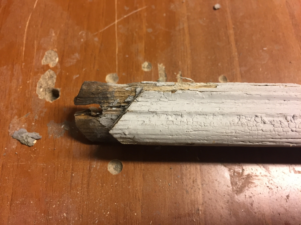 Forpakterbolig fra Løten prestegård i to etasjer med loft. Laftet tømmerbygning med panel, rødmalt. Saltak med teglstein. Bygningen har to inngangsdører og 25 vinduer inklusive et lite i hver ende av loftet. Bygningen hviler på en svært lav og dårlig murt ringmur. 