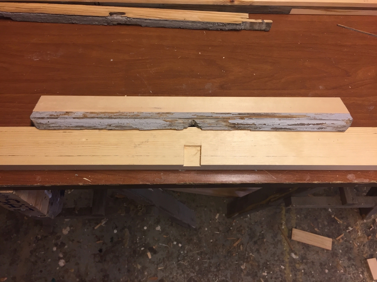 Forpakterbolig fra Løten prestegård i to etasjer med loft. Laftet tømmerbygning med panel, rødmalt. Saltak med teglstein. Bygningen har to inngangsdører og 25 vinduer inklusive et lite i hver ende av loftet. Bygningen hviler på en svært lav og dårlig murt ringmur. 
