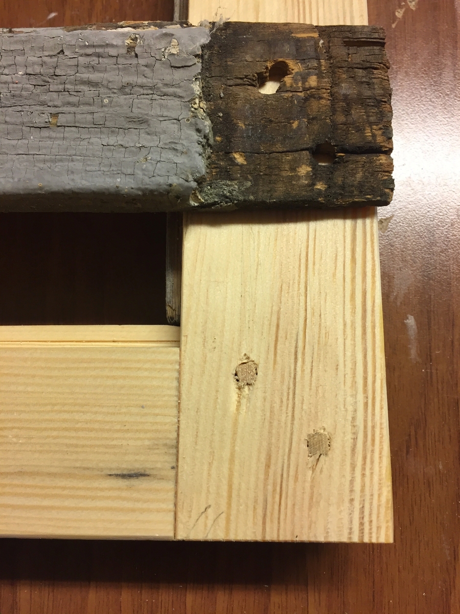 Forpakterbolig fra Løten prestegård i to etasjer med loft. Laftet tømmerbygning med panel, rødmalt. Saltak med teglstein. Bygningen har to inngangsdører og 25 vinduer inklusive et lite i hver ende av loftet. Bygningen hviler på en svært lav og dårlig murt ringmur. 