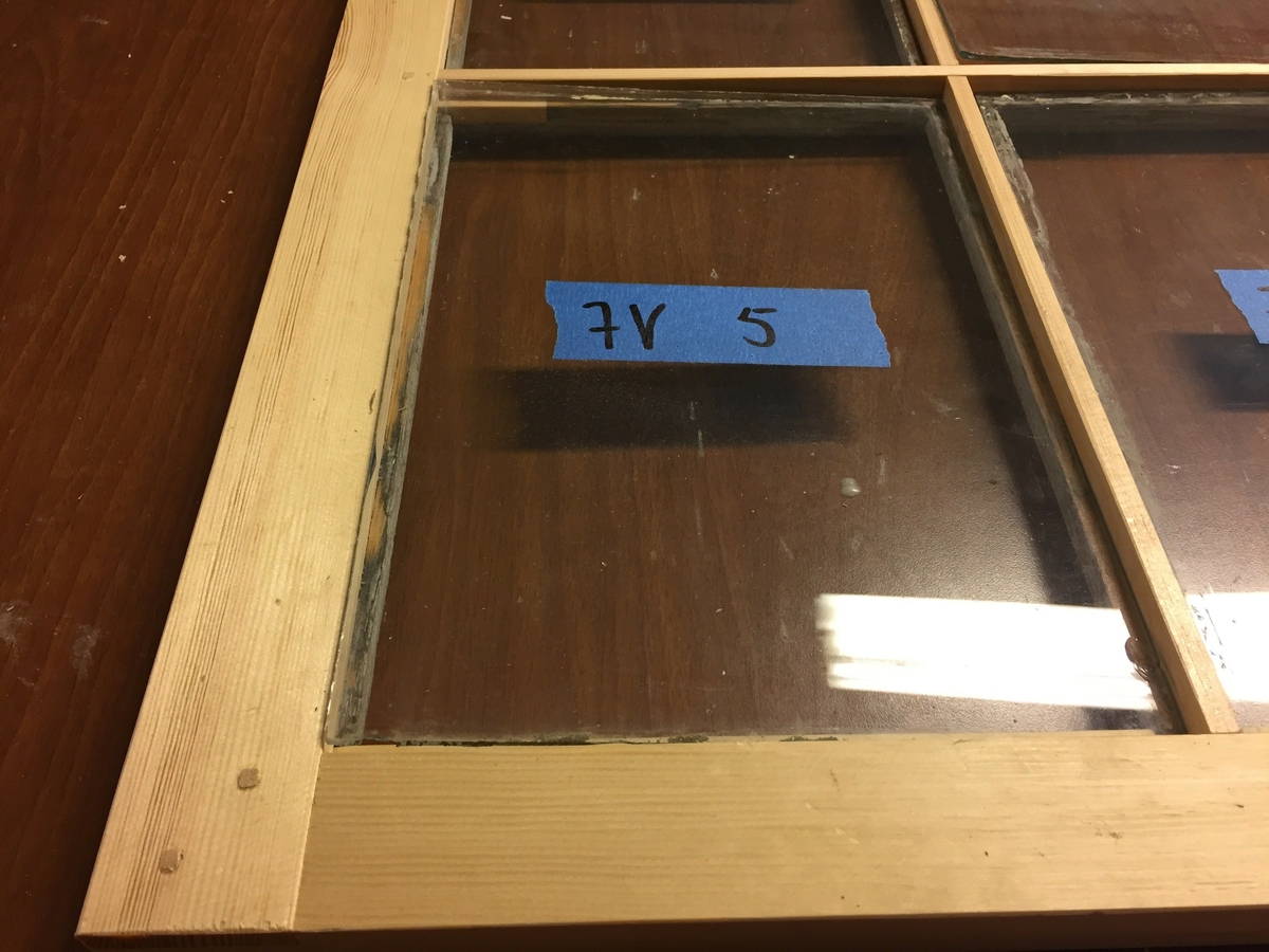 Forpakterbolig fra Løten prestegård i to etasjer med loft. Laftet tømmerbygning med panel, rødmalt. Saltak med teglstein. Bygningen har to inngangsdører og 25 vinduer inklusive et lite i hver ende av loftet. Bygningen hviler på en svært lav og dårlig murt ringmur. 