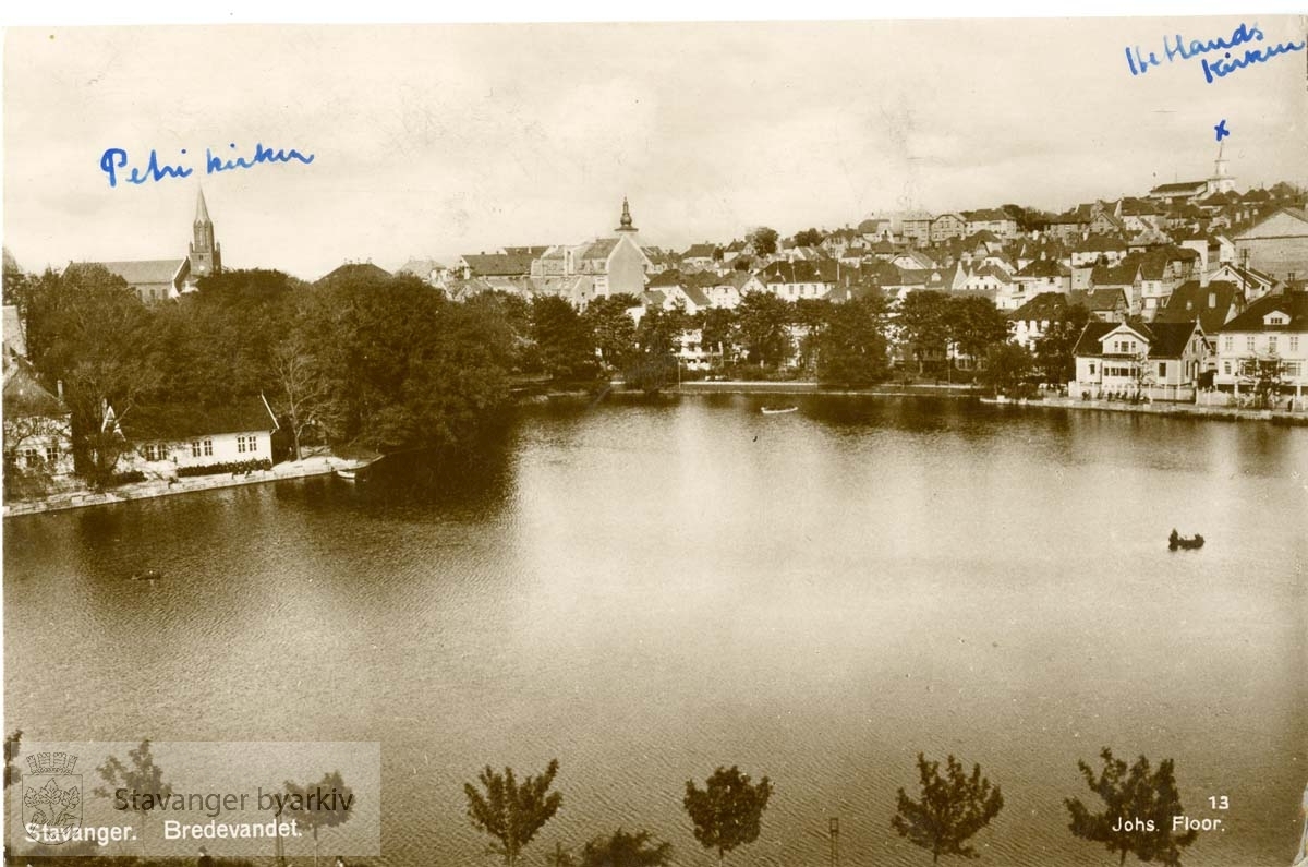 Mot Bergeland..Litt av Kongsgård og Petrikirken til venstre..Hetlandskirken i bakgrunnen til høyre...Postkort fra Johs. Floor bokhandel.