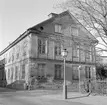 Hörnet av Hunnebergsgatan och Barfotegatan i Linköping 1974. Den vid tiden rivningshotade byggnaden kom lyckligtvis att räddas och bli del av Aspens servicehem. Husets tillkomsttid är troligen 1830-40-talet.