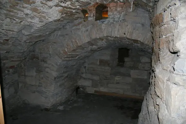 Tønnehvelvkjeller fra middelalderen, med jordgulv.