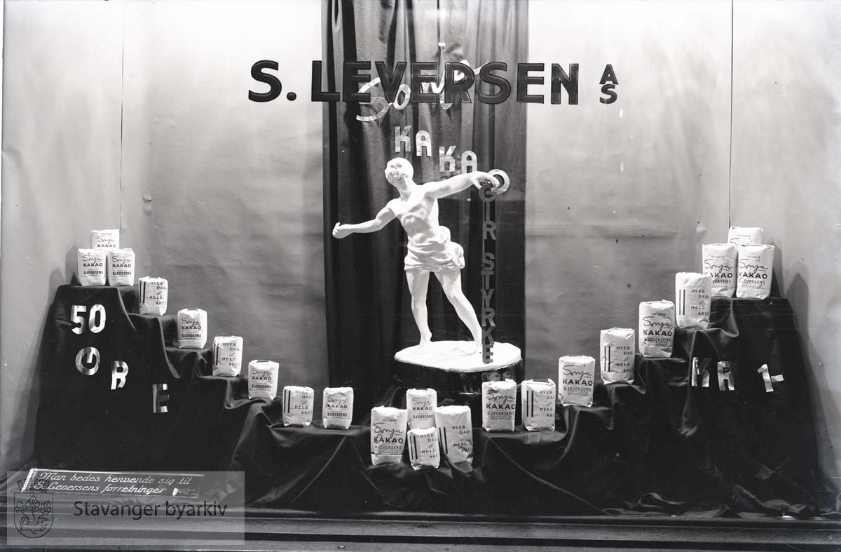 Sonja kakao..Leversen skriver i album:.Bra virkning.Drapering: orange - sort