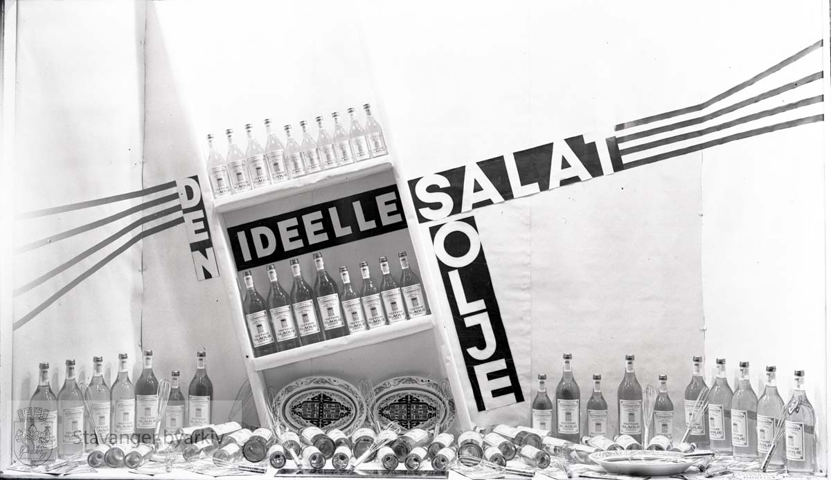 Den ideelle salatolje..Leversen skriver i album:.Flott virkning.Godt salg.Drapering: sort-hvitt