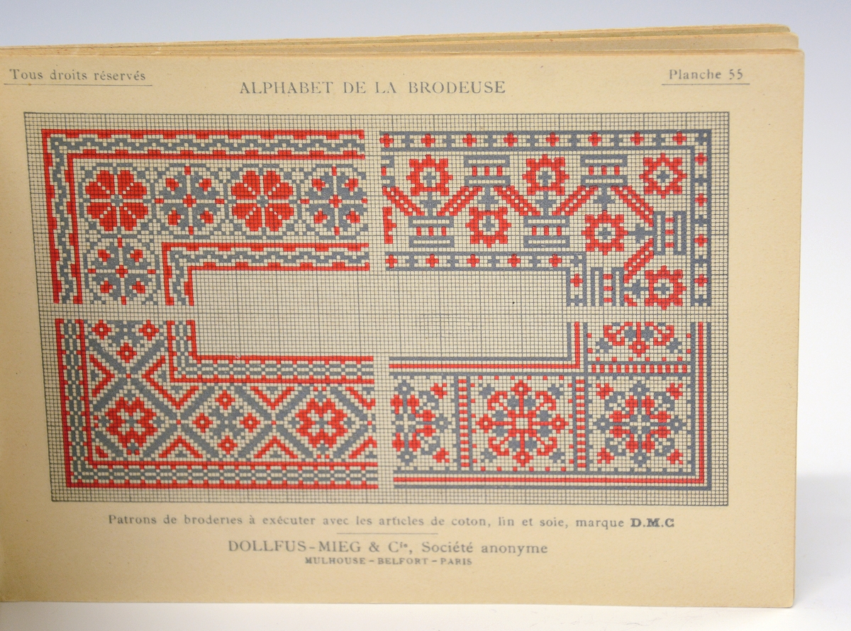 Mønsterbok for broderi. Liten, fransk bok som viser broderimønster bl.a. bokstaver, dyrefigurer, monogrammer og symboler.