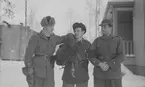 Grupporträtt av tre flygare utomhus vid Svenska frivilligkåren i Finland, F 19. Från vänster: Roland Sahlberg, Matti Sundsten, Per Flood.