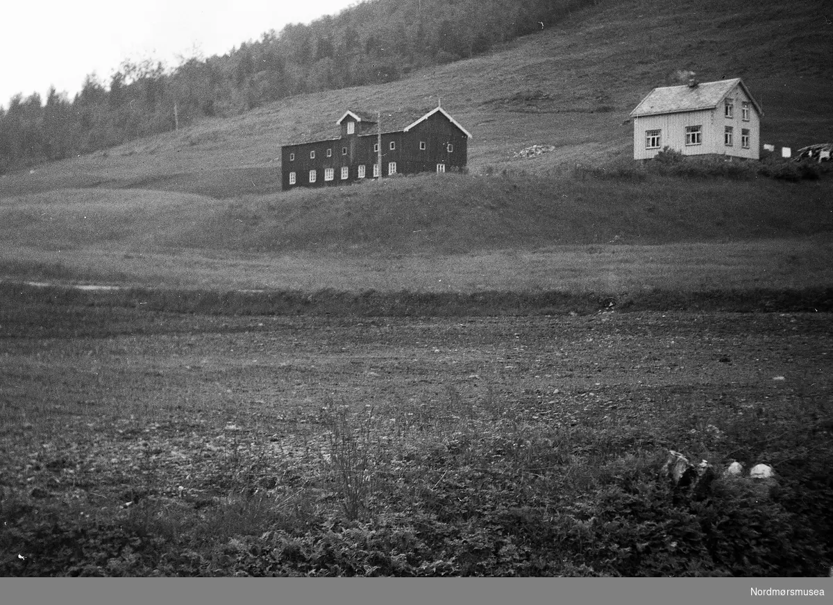 Bolighus og fjøs, fotografert på litt avstand.