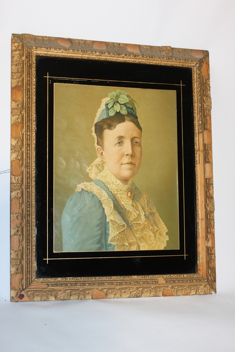 Oljetryck, litografiskt tryck med fernissad yta. Inom glas och med förgylld ram och svart passepartout. Föreställande drottning Sofia, (av Nassau) 1836-1913, gemål till kung Oscar II. Den förgyllda ramen har Sveriges vapen inpräglat med jämna mellanrum runt hela ramen.