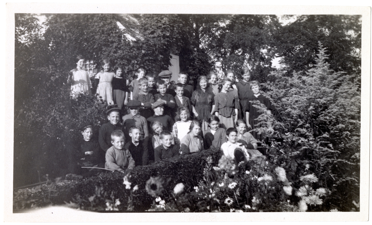 Skoleelever oppstilt i skolehagen på Hengsengen, Bygdø Kongsgård ca. 1920.