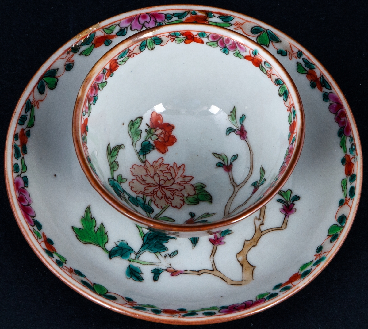 Kopp och fat, 2 par, ostindiskt porslin. Polykrom dekor. Brun glasyr på utsidan. inuti blommor och bård, delvis emaljfärg i blått, rött, grönt, brunt och guld. Utan fabrikationsmärke, kompaniporslin.