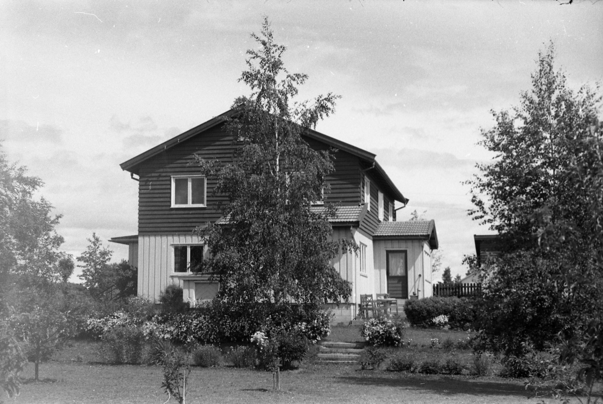 Boye og Petra Høverstads villa, Heimen, Lillo, Østre Toten. Fem bilder.
