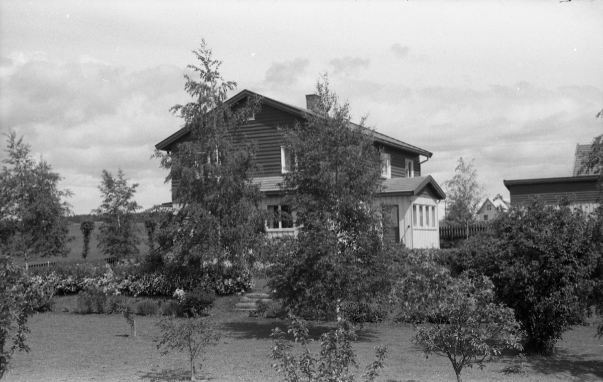 Boye og Petra Høverstads villa, Heimen, Lillo, Østre Toten. Fem bilder.