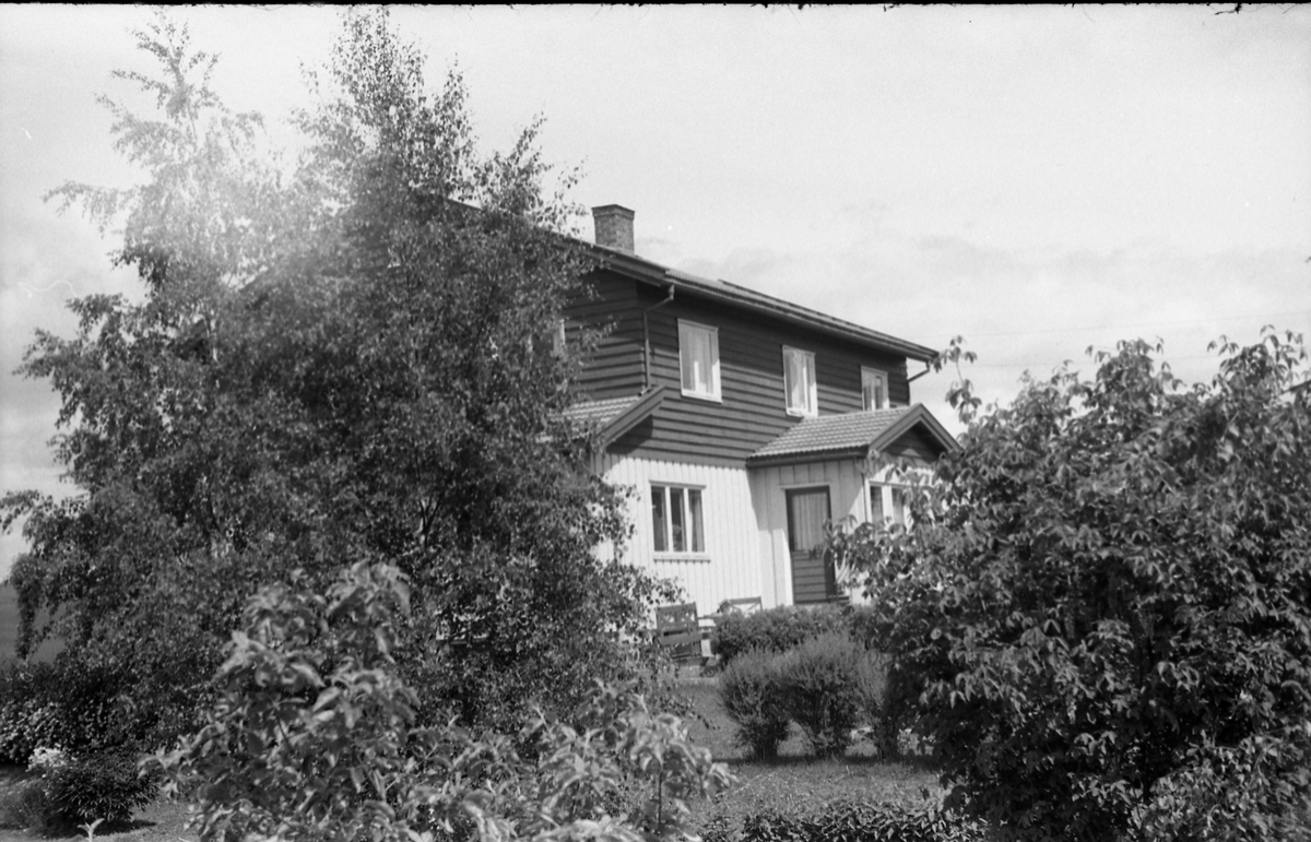 Boye og Petra Høverstads villa, Heimen, Lillo, Østre Toten. Fem bilder.