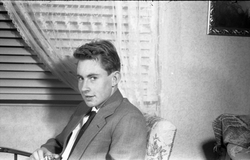 Portrett av Kjell Røisli. Serie på 15 bilder fra august/sept