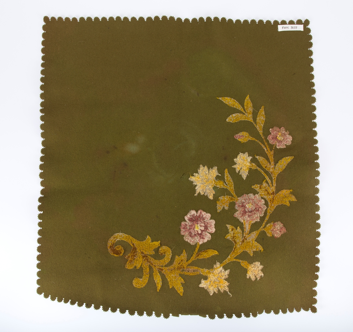 Rektangulær. Klippet tungekant. Broderi ut fra ett hjørne- Blomster og blader