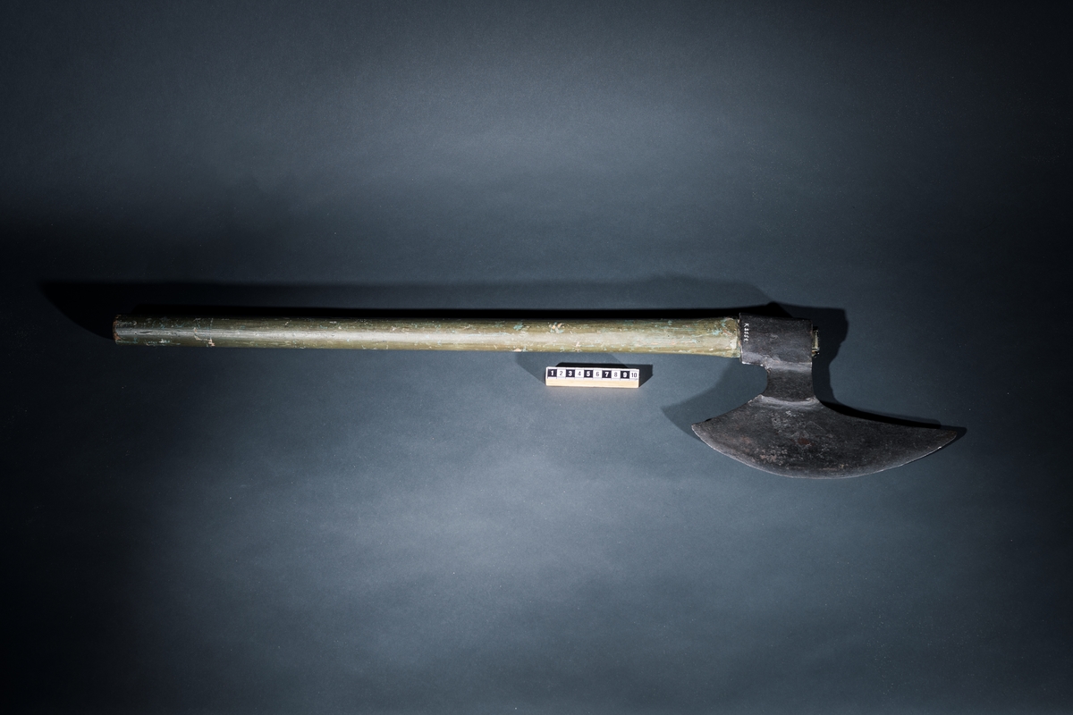 Änterbila av äldre modell. Av järn med skaft av trä, grönmålat.