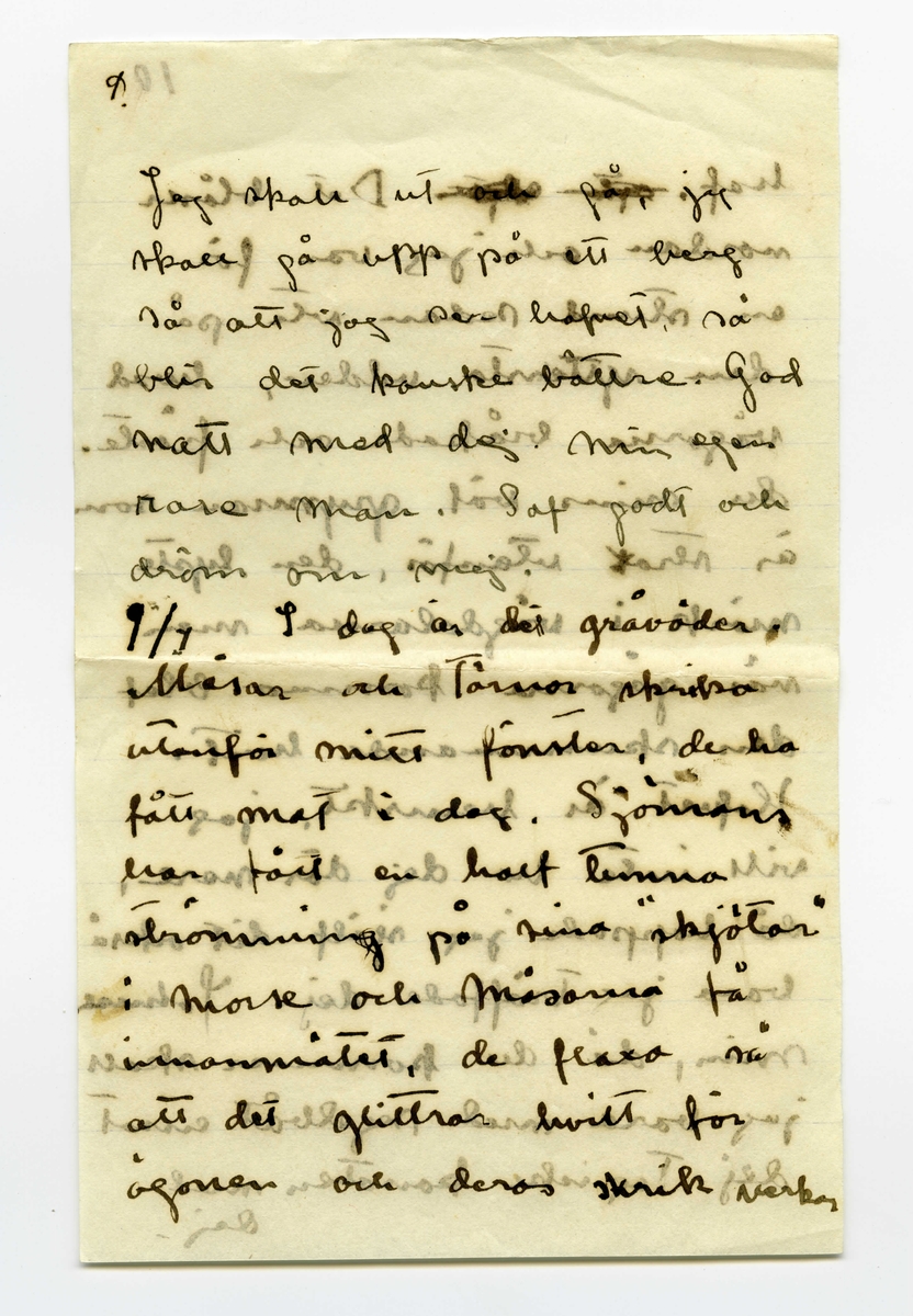 Brev 1909-07-07 från Ester Bauer till John Bauer, bestående av åtta sidor skrivna på båda sidor av tre pappersark (det ena vikt). Huvudsaklig skrift handskriven med svart bläck. På sista raden finns två liggande, spetsiga ovaler inritade före ”Din”. Förmodligen saknas sidorna 5-8.
.
BREVAVSKRIFT:
.
[Sida 1]
Vidinge d. 7/7 09

Min John

Jag sitter och ser på dina
kort och kysser dej. Jag skulle
vilja stå bakom din stol
och böja ditt hufvud bakåt
och kyssa, kyssa dej. Jag
är [överstruket: att] allt bra kär i dej
John. Nu skall jag gå
och bada, och ligga på de
varma släta stenarna och
tänka på dej. Jag är
ensam i stugan och mår
.
[Sida 2]
utmärkt. De små barnen
må också utmärkt och de
hälsa dej så mycket – 
Nej – [överstruket: oläsligt]
nu måste jag gå och bada.
Nu är kl 10 på kvällen.
JahnErik har kommit
hem från Furusund utan
att ha bref med sej från
dej. Johnne min – hvad
betyder det. ditt [överstruket: fina]
sista bref fick jag i fredags
och nu är det onsdag e.f.
Du skall ju skrifva hellst
för hvarje dag – åtminsto-
ne för hvarannan. I kväl
tycks det blåsa upp till
.
[Sida 3]
storm efter att ha varit
vackert hela dagen. Vi
ha fört ut kalfvar till
en liten ö ute i viken,
du kan tro att det var
lustigt att se kalfvarna
när de kommo ut ur
ladugården och fingo
se så mycket som de
aldrig i sitt korta lif
sett förr. När de kommo
ut på skäret gingo de
på buskar och berg – 
de förstodo inget och de
kunde inte bedöma
afstånd. Vi förde dem
på den stora segelbåten
.
[Sida 4]
4             3
God natt med dej
min egen John. Kyss
mej. Jag längtar – 
8/7. Jag ville vara hos
dej och se dina teckningar.
Behöfver du inte mej
till modell? Du ska
få se hur fet jag blifvit
då du kommer hit. sista
veckan tyngde jag 8 hg.
Fortsätter jag så väger
jag mot 60 kg. ännu
är det förstås bara 49.
Har du varit och fått
tagit bort dina Polyper
som du har i näsan?
annars gör det genast
.
[Kommentar: Förmodligen saknas sidorna 5-8]
.
[Sida 9]
9.
Jag skall ut på, jag
skall gå upp på ett berg
så att jag ser hafvet, så
blir det kanske bättre. God
natt med dej min egen
rare man. Sof godt och
dröm om mej.
9/7 I dag är det gråväder.
Måsar och Tärnor skrika
utanför mitt fönster. de ha
fått mat i dag. Sjömans
har fått en half tunna
strömming på sina ”skjötar”
i morse och måsarna få 
innanmätet, de flaxa så
att det glittrar hvitt för
ögonen och deras skrik verkar
.
[Sida 10]
10.
haf. [överstruket ? ?] Det blåser
nordan och jag var för
en stund sedan ute på
den yttersta udden, hvad
vågorna bråkade och fröste.
du minns väl grynnan som
är strax utanför, den lyste
mörk i vågdalarna men
när gågorna kommo blef
den skummande hvit.
Hafvet är hemskt, jag
vill inte ha dej där nere, 
då hoppade jag själf dit också
bara jag träffade dej, Johnne
min, då du kommer skall
jag bara med segelbåt emot
dej. Tag icke kanoten med
dej.
.
[Sida 11]
sid. 11
älskade vännen min. i
morgon skall Martin segla 
[inskrivet: till landet] om vädret tillåter, så
får du då detta bref. Tycker 
du att du inte får bref
nog ofta? Skrif ofta
till mej, jag blir så
glad för hvarje bref, skrif
om dina teckningar, skrif
om de bodar och om du
seglar mycket. Du har 
väl de vattentäta skotten
verkligen vattentäta och
.
[Sida 12]
12
så skall du ha en lifboj
med [överstruket: ?] i båten och den
skall du ha på dej när
du seglar – lyd nu
snällt och var rädd om 
dej för min skull. Gruffa-
och Spink börja att bli
väluppfostrade hundar, de
ha varit inne hela efter-
middagen, för det har reg-
nat, och de ha uppfört sej
väl. God natt med dej
Din [överstruket: Esther-]
Lisa
.
[inskrivet längst upp till höger på Sida 1: ]
Hälsa alla de dina. 
Har pappa 
kommit hem
igen?