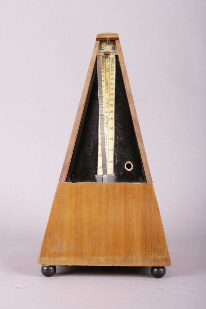 Pyramideformet metronom i mahogny.