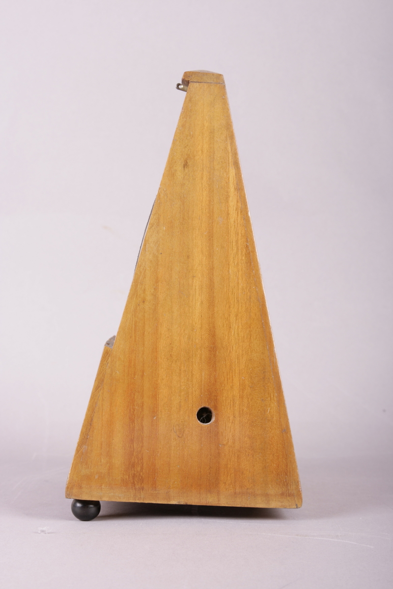 Pyramideformet metronom i mahogny.