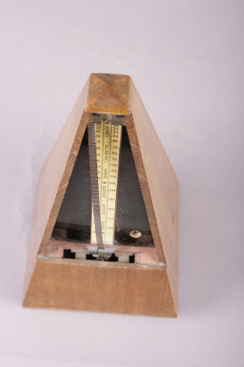 Pyramideformet metronom i mahogny.