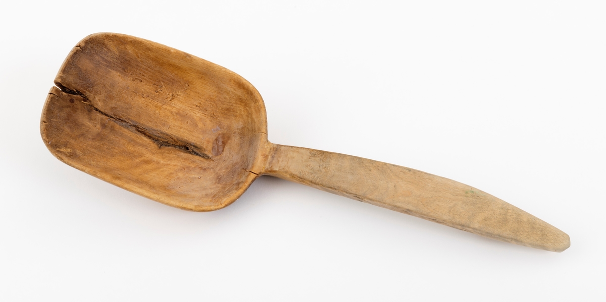 Sleiv, altså et redskap som ble brukt til å røre i og øse fra kokekar med varmebehandlet mat. Denne sleiva er lagd av bjørkevirke. Den er 30,2 centimeter lang, målt i rett linje fra den fremre enden til den bakre enden av skaftet. Det skålformete bladet er 13,0 centimeter langt og 9,0 centimeter bredt. Formen er «avrundet rektangulær». Det er en langsgående sprekk - antakelig et resultat av en feil i emneveden - i sleivbladet. Skaftet er noe skråner noe oppover i forhold til sleivbladet. Sett ovenfra er det noe konkavt. I den øvre enden er det en krok på undersida, noe som skulle gjøre det mulig å la sleiva henge på kanten av kokekaret uten å falle ned i den varme maten.