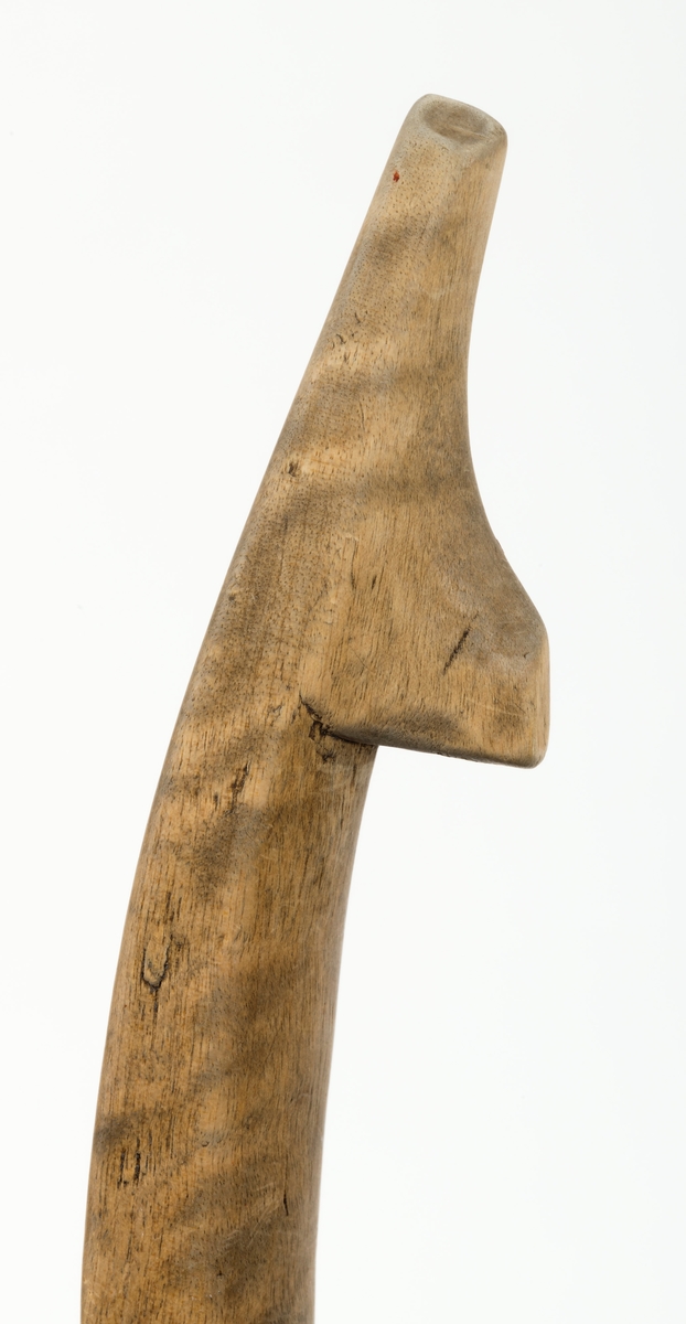 Sleiv, altså et redskap som ble brukt til å røre i og øse fra kokekar med varmebehandlet mat. Denne sleiva er lagd av bjørkevirke. Den er 30,2 centimeter lang, målt i rett linje fra den fremre enden til den bakre enden av skaftet. Det skålformete bladet er 13,0 centimeter langt og 9,0 centimeter bredt. Formen er «avrundet rektangulær». Det er en langsgående sprekk - antakelig et resultat av en feil i emneveden - i sleivbladet. Skaftet er noe skråner noe oppover i forhold til sleivbladet. Sett ovenfra er det noe konkavt. I den øvre enden er det en krok på undersida, noe som skulle gjøre det mulig å la sleiva henge på kanten av kokekaret uten å falle ned i den varme maten.