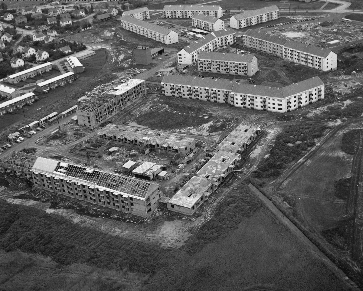 Byggnummer. Flygbilder. 
12 november 1958. 
Byggnation av Tybble (Drakenbergsgatan).