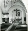 Badelunda sn, kyrkan.
Interiör med predikstol m.m., 1983.