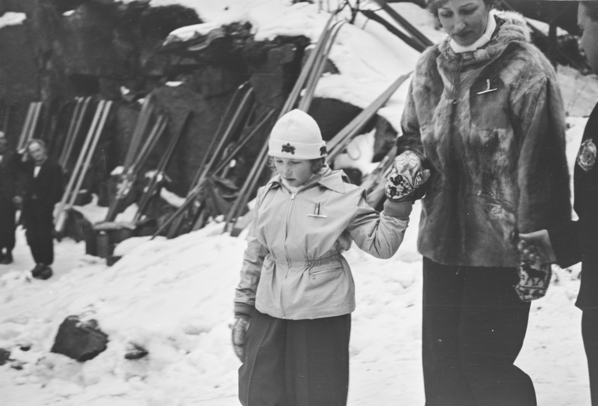Holmenkollrennet 1939. Kongefamilien ankommer. Kronprinsesse Märtha og prinsesse Ragnhild.