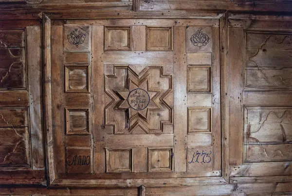 Utskåret himling i Skråstadloftet viser firkanter og stjerner.