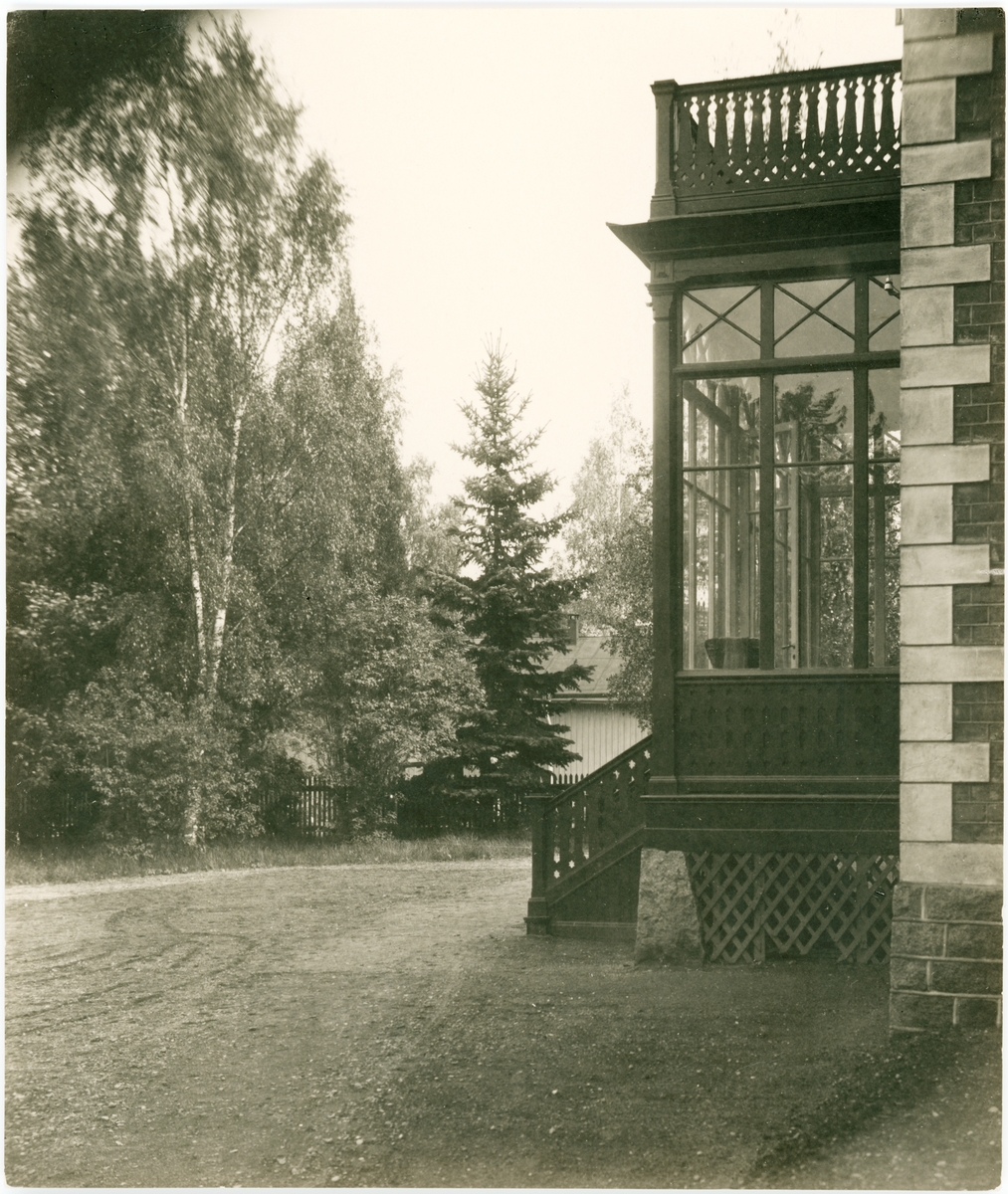 Villa Isola, kvarteret Valhall i stadsdelen Luthagen, exteriör från gården mot veranda, Uppsala 1900-tal