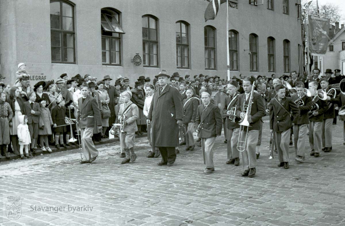 Første mai-tog.Korps ved posthuset.