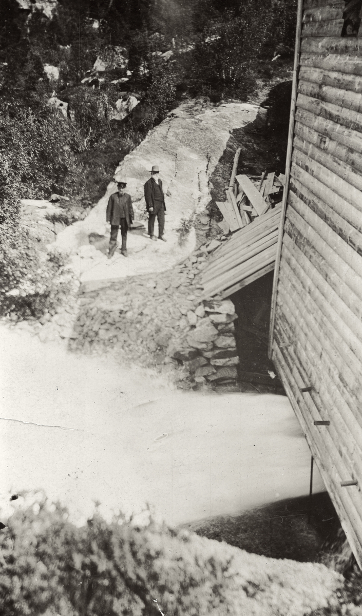 Fosseoppkjøparane ingeniør Per Aga (t.v.) og ingeniør Nils Henrik Bruun (t.h.) ved elva Tysso den 22.04.1904. 