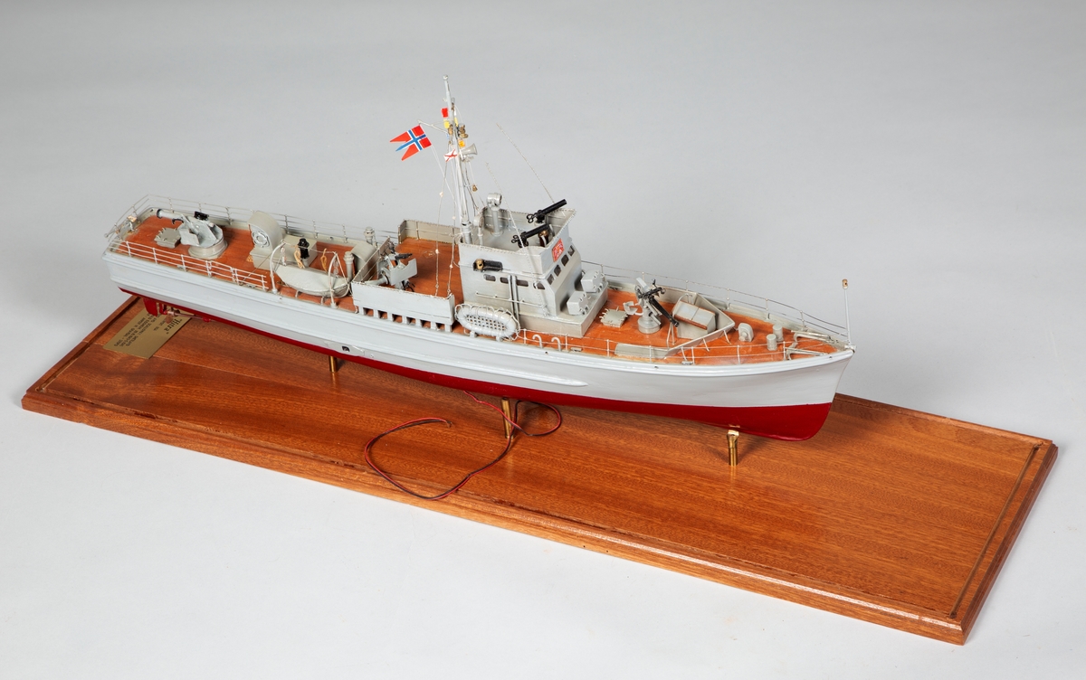 Båtmodell laget av Anker Mikal Gravdal, Stord.
Modellen er utført i tre, metall (plast?) og er plassert på ei plate av lakkert trevirke, mulig teak eller mahogny.

https://no.wikipedia.org/wiki/KNM_%C2%ABHitra%C2%BB



https://no.wikipedia.org/wiki/KNM_%C2%ABHitra%C2%BB