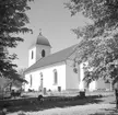 Ljung kyrka sommaren 1948. Den nuvarande kyrkobyggnaden uppfördes under 1700-talets sista år. I en tid av kraftig befolkningsökning ansågs ett nytt kyrkorum vara av nöden. Kraft och resurser fanns genom den nye ägaren av Ljungs slott, Axel von Fersen d.ä. Han knöt ingen mindre än den sedermera kungliga hovarkitekten Olof Tempelman att ta fram ritningar och den mycket anlitade kyrkobyggaren Casper Seurling att ansvara för bygget. Kyrkan stod färdig 1798 och bär många typiska kännetecken för tidens ideal. I kyrkan iordningsställdes ett gravkor för den Fersenska ätten.