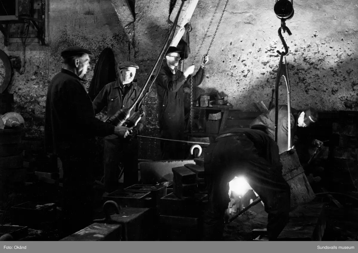 Ett stort antal bilder med interiörer och gjuteriarbetare på Mohögs gjuteri vid Mohögs Mekaniska Verkstad. Fotografierna ingår i ett minnesalbum tillägnat gjutaren Viktor Dahlberg, anställd mellan 1917 till 1956. "Sista biten". Bilderna visar den sista gjutningen vid stängningen 1956.
