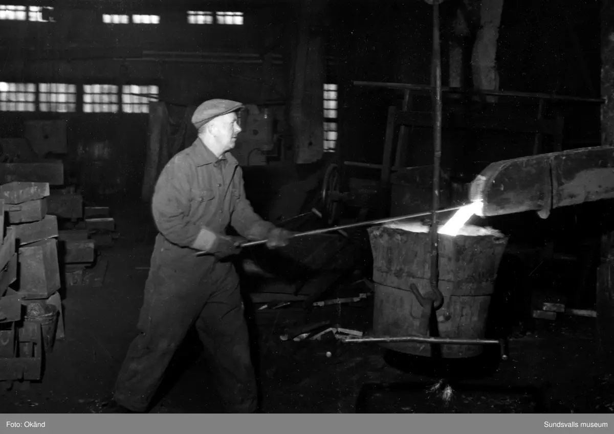 Ett stort antal bilder med interiörer och gjuteriarbetare på Mohögs gjuteri vid Mohögs Mekaniska Verkstad. Fotografierna ingår i ett minnesalbum tillägnat gjutaren Viktor Dahlberg, anställd mellan 1917 till 1956. "Sista biten". Bilderna visar den sista gjutningen vid stängningen 1956.