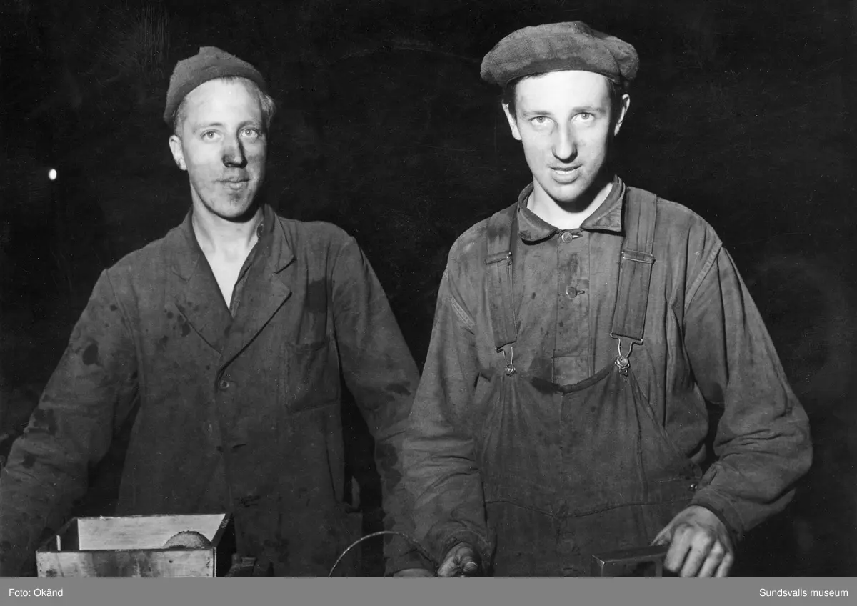 Ett stort antal bilder med interiörer och gjuteriarbetare på Mohögs gjuteri vid Mohögs Mekaniska Verkstad. Fotografierna ingår i ett minnesalbum tillägnat gjutaren Viktor Dahlberg, anställd mellan 1917 till 1956. "Sista biten". Bilderna visar den sista gjutningen vid stängningen 1956.