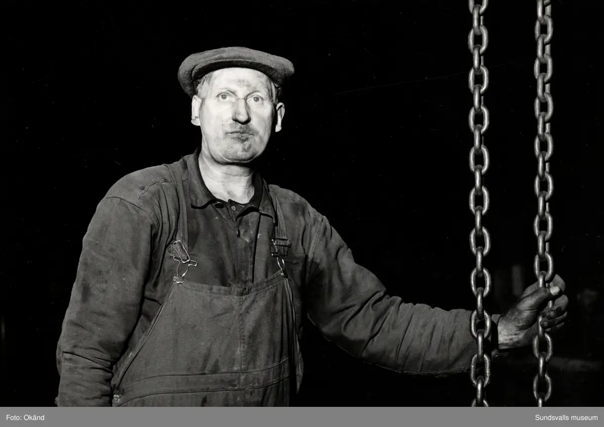 Ett stort antal bilder med interiörer och gjuteriarbetare på Mohögs gjuteri vid Mohögs Mekaniska Verkstad. Fotografierna ingår i ett minnesalbum tillägnat gjutaren Viktor Dahlberg, anställd mellan 1917 till 1956. "Sista biten". Bilderna visar den sista gjutningen vid stängningen 1956.