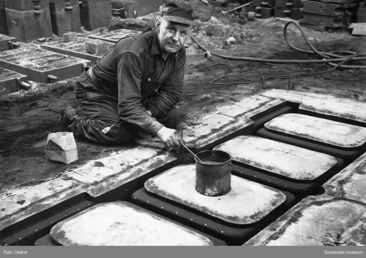 Ett stort antal bilder med interiörer och gjuteriarbetare på Mohögs gjuteri vid Mohögs Mekaniska Verkstad. Fotografierna ingår i ett minnesalbum tillägnat gjutaren Viktor Dahlberg, anställd mellan 1917 till 1956. "Sista biten". Bilderna visar den sista gjutningen vid stängningen 1956.