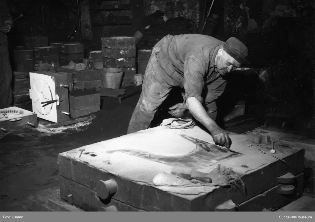 Ett stort antal bilder med interiörer och gjuteriarbetare på Mohögs gjuteri vid Mohögs Mekaniska Verkstad. Fotografierna ingår i ett minnesalbum tillägnat gjutaren Viktor Dahlberg, anställd mellan 1917 till 1956. "Sista biten". Bilderna visar den sista gjutningen vid stängningen 1956.