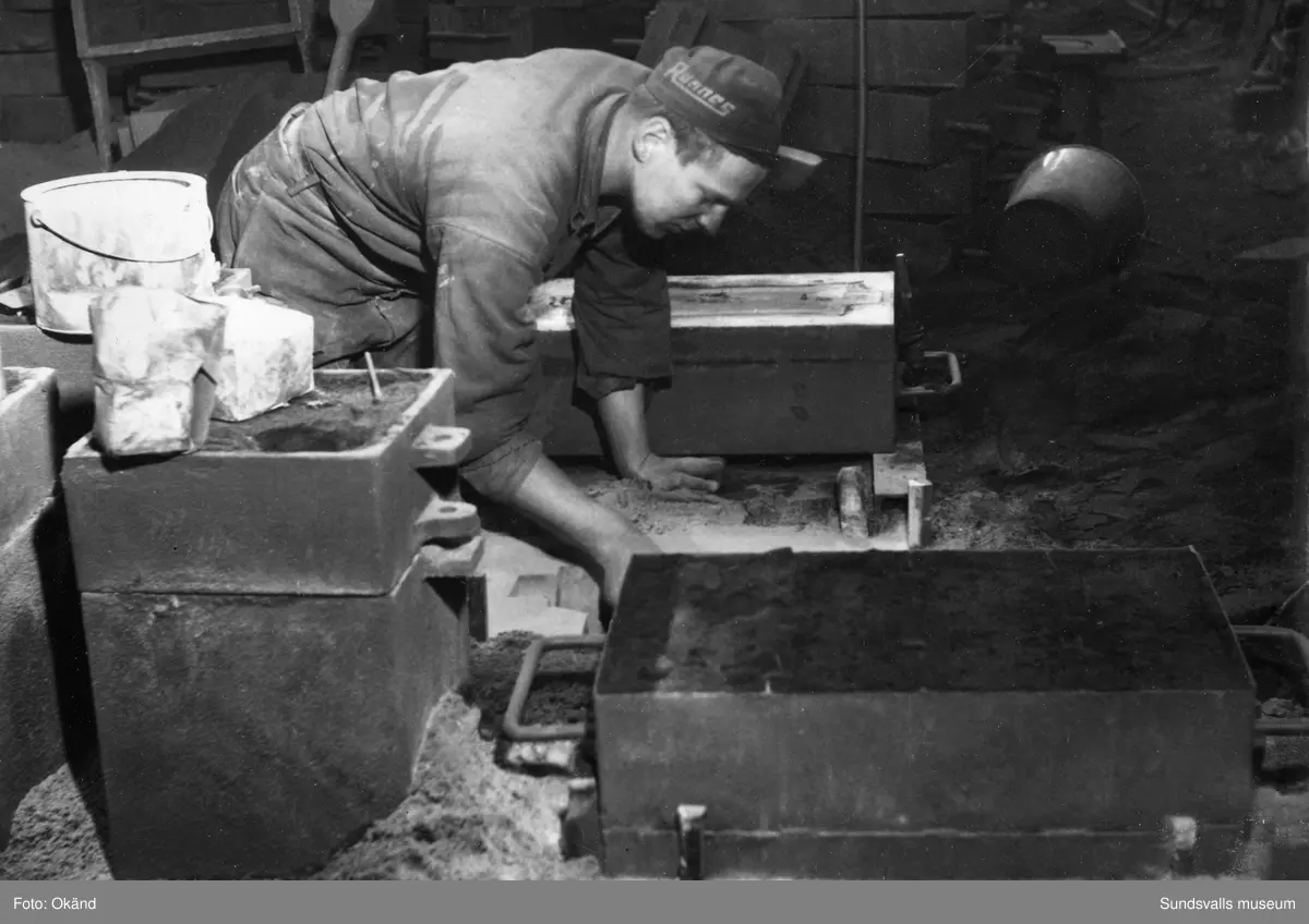 Ett stort antal bilder med interiörer och gjuteriarbetare på Mohögs gjuteri vid Mohögs Mekaniska Verkstad. Fotografierna ingår i ett minnesalbum tillägnat gjutaren Viktor Dahlberg, anställd mellan 1917 till 1956. "Sista biten". Bilderna visar den sista gjutningen vid stängningen 1956.