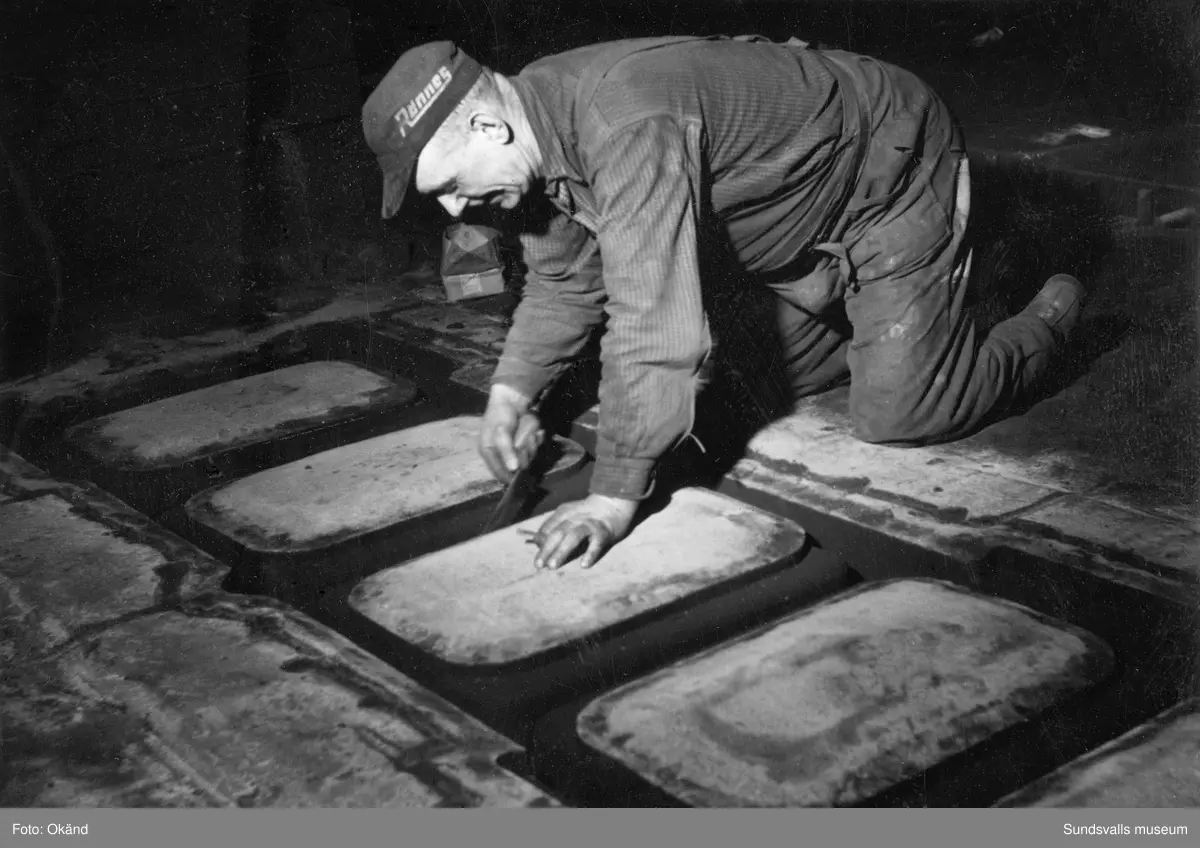 Ett stort antal bilder med interiörer och gjuteriarbetare på Mohögs gjuteri vid Mohögs Mekaniska Verkstad. Fotografierna ingår i ett minnesalbum tillägnat gjutaren Viktor Dahlberg, anställd mellan 1917 till 1956. "Sista biten". Bilderna visar den sista gjutningen vid stängningen 1956.