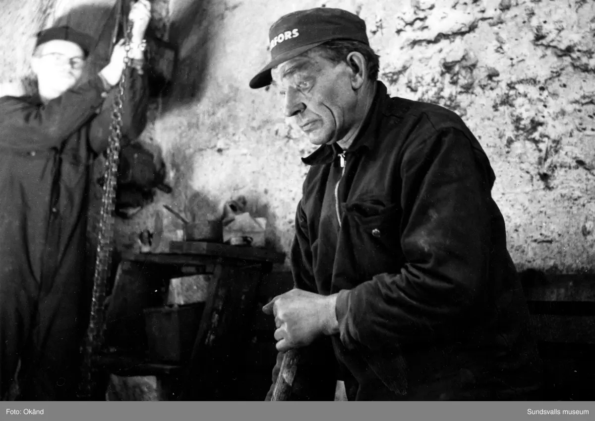 Ett stort antal bilder med interiörer och gjuteriarbetare på Mohögs gjuteri vid Mohögs Mekaniska Verkstad. Fotografierna ingår i ett minnesalbum tillägnat gjutaren Viktor Dahlberg, anställd mellan 1917 till 1956. "Sista biten". Bilderna visar den sista gjutningen vid stängningen 1956.