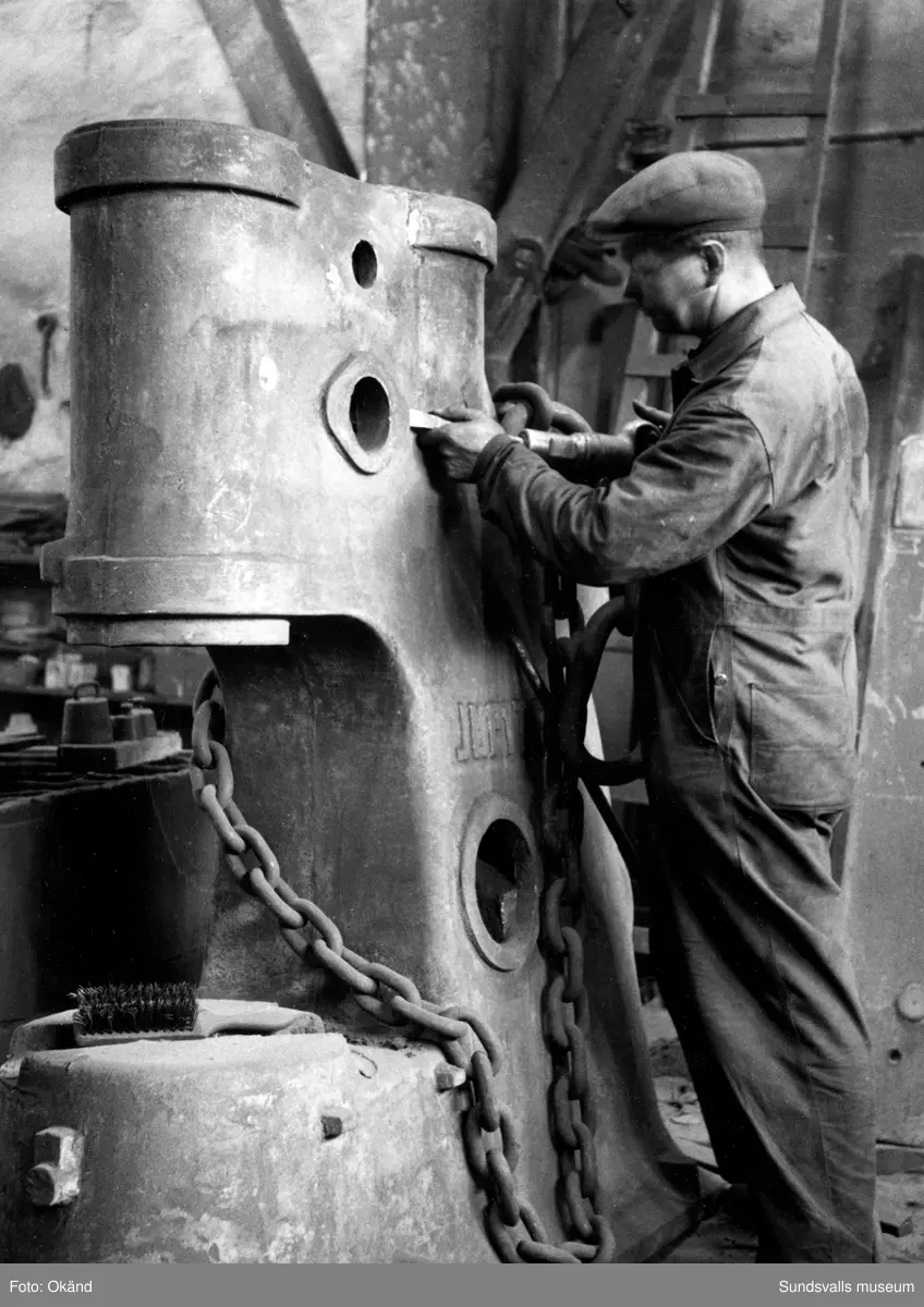 Ett stort antal bilder med interiörer och gjuteriarbetare på Mohögs gjuteri vid Mohögs Mekaniska Verkstad. Fotografierna ingår i ett minnesalbum tillägnat gjutaren Viktor Dahlberg, anställd mellan 1917 till 1956. "Sista biten". Bilderna visar den sista gjutningen vid stängningen 1956.