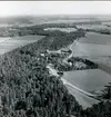 Badelunda sn, Badelundaåsen.
Flygfoto över landskap med bebyggelse.