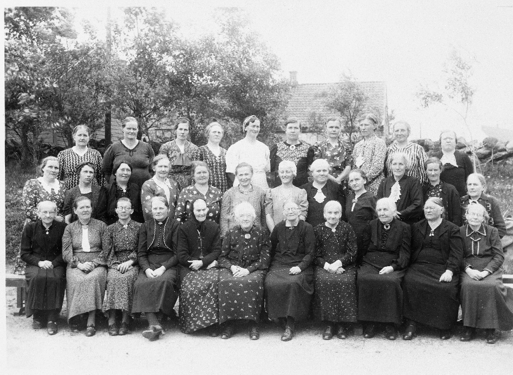 Time kvinneforening av N.M.S. i 1943.. Bak f. v. : Malena Time, Maria ...