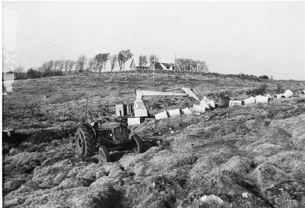 Bekk vert lagd i røyr på Time øvre ca 1961. Bruket "Krossen" i bakgrunnen.