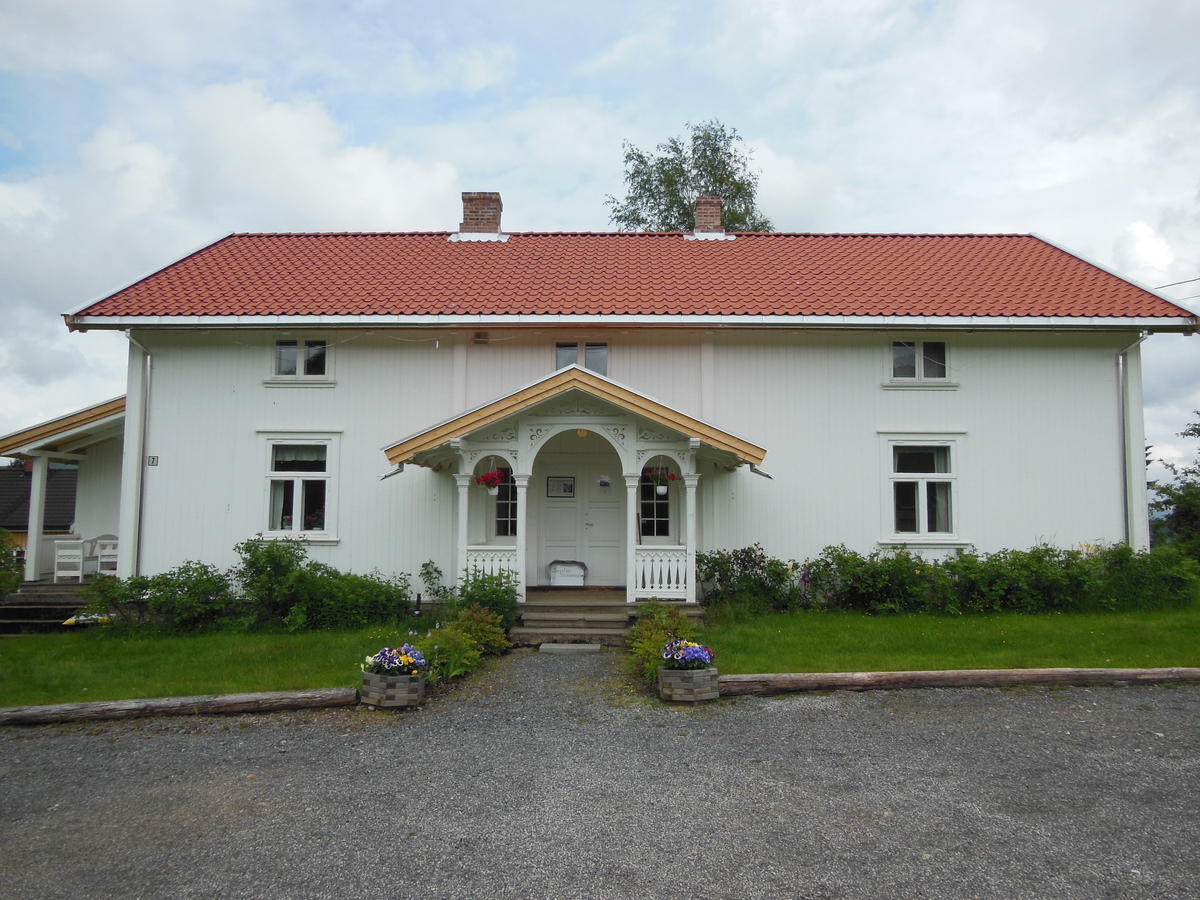 Laftet bygning med utvendig kledning, sveitserstilsveranda og kjøkkengang. I huset er det innredet et skolemuseum i første etasje. Resten er viet forfatteren Sigurd Hoels forfatterskap.